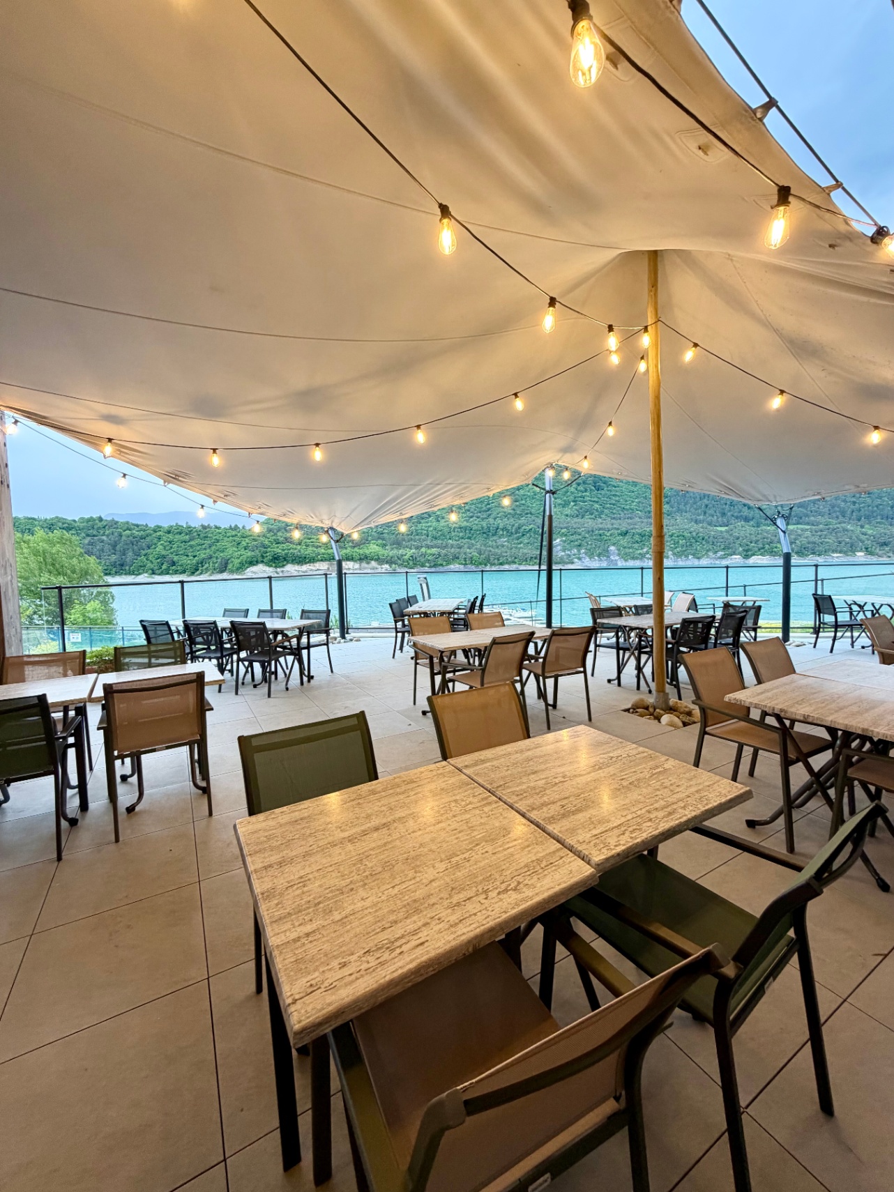 La Pergola — restaurant à Mayres-Savel